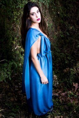 Bir akşam ile bir dağ nehir kıyısında güzel kadın 