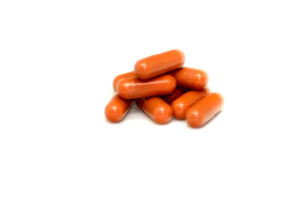 Muitas pílulas vermelhas no fundo branco — Fotografia de Stock