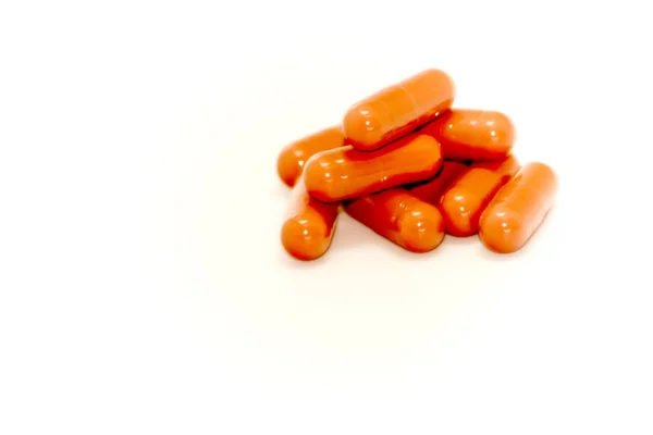 Un sacco di pillole rosse su sfondo bianco — Foto Stock