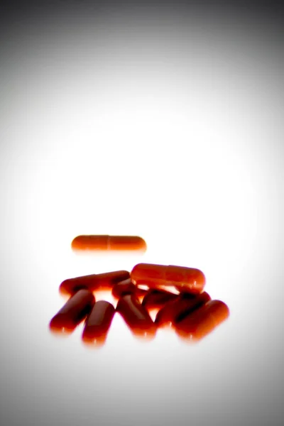 Massa röda piller på vit bakgrund — Stockfoto
