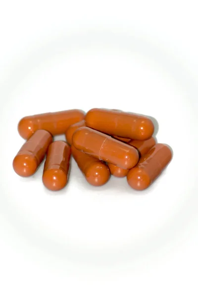 Un sacco di pillole rosse su sfondo bianco — Foto Stock