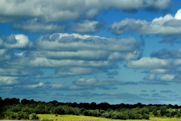 Paisaje rural en un día con nubes — Foto de Stock