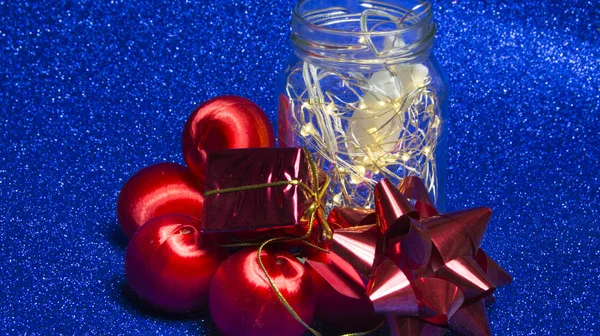 Vánoční ozdoby na modrém pozadí se světly jako hvězdy — Stock fotografie