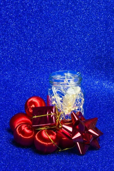 Vánoční ozdoby na modrém pozadí se světly jako hvězdy — Stock fotografie