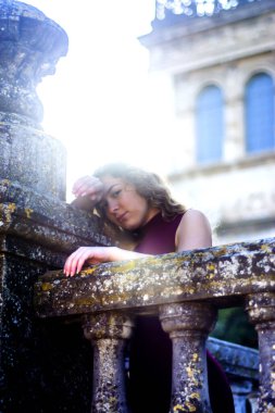 Güzel bir kadın eski bir binada arka planda.