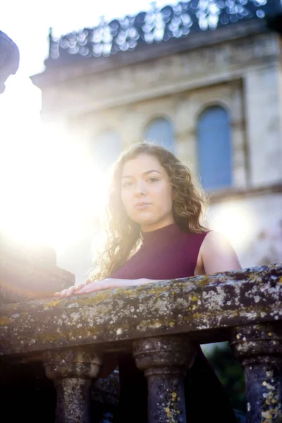 Belle Femme Rétro Éclairée Dans Vieux Bâtiment — Photo