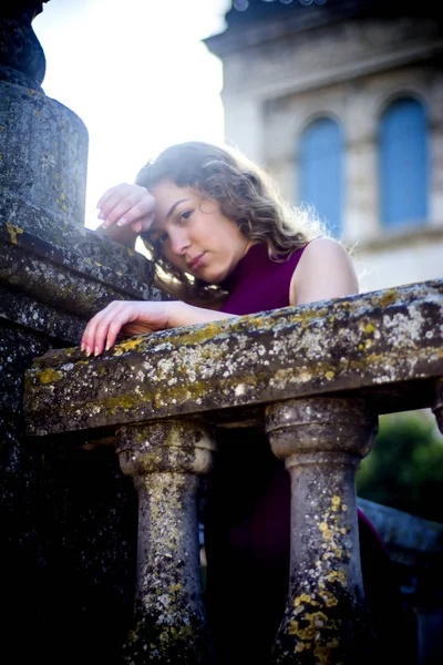 Belle Femme Rétro Éclairée Dans Vieux Bâtiment — Photo