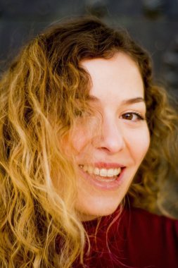 Eski bir binanın önünde güzel bir kadın.