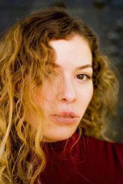 Eski bir binanın önünde güzel bir kadın.