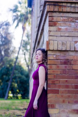 Eski bir binanın önünde güzel bir kadın.