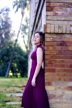 Eski bir binanın önünde güzel bir kadın.