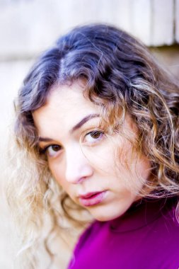 Eski bir binanın önünde güzel bir kadın.