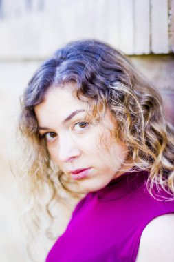 Eski bir binanın önünde güzel bir kadın.