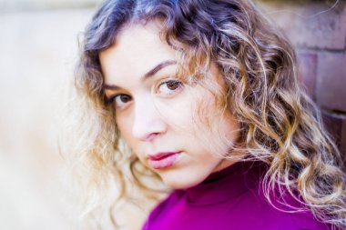 Eski bir binanın önünde güzel bir kadın.