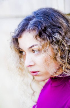 Eski bir binanın önünde güzel bir kadın.