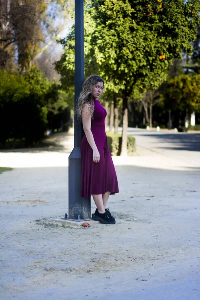 Hermosa Mujer Apoyada Una Linterna Parque —  Fotos de Stock