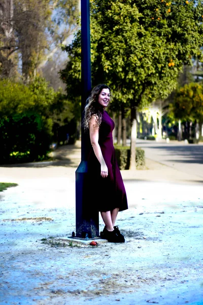 Mulher Bonita Que Inclina Uma Lanterna Parque — Fotografia de Stock