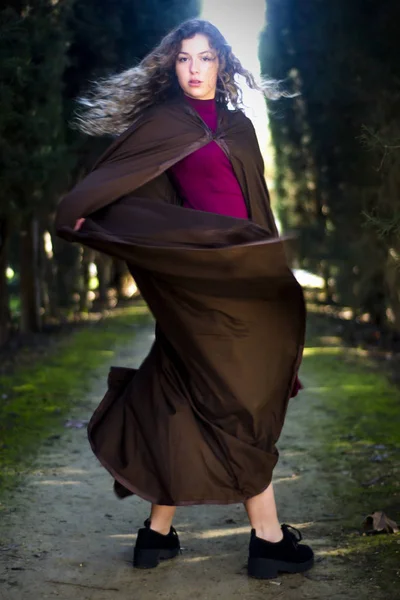 Mulher Bonita Com Capa Caminho Floresta — Fotografia de Stock