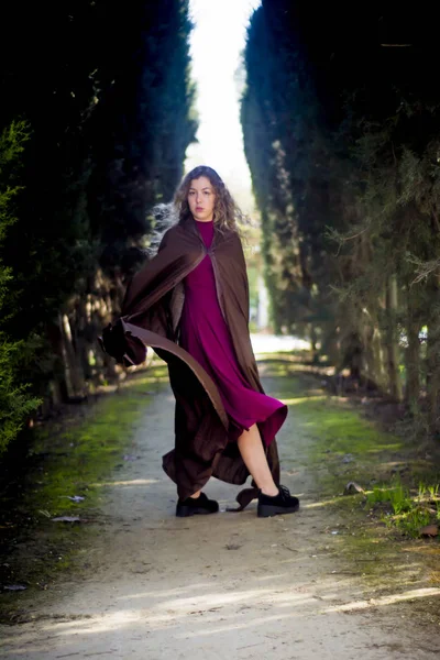 Mooie Vrouw Met Cape Een Pad Het Bos — Stockfoto