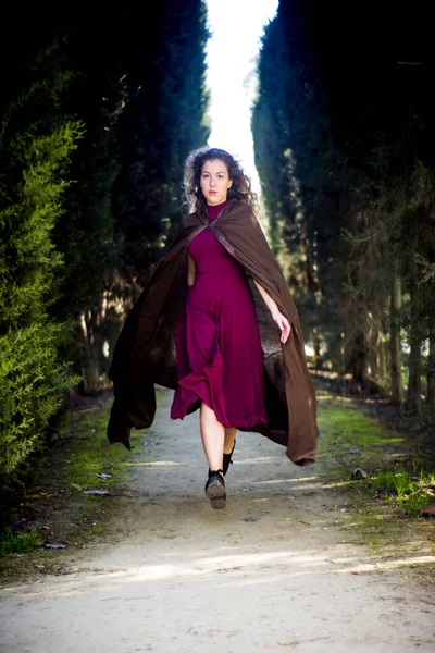 Mooie Vrouw Met Cape Een Pad Het Bos — Stockfoto