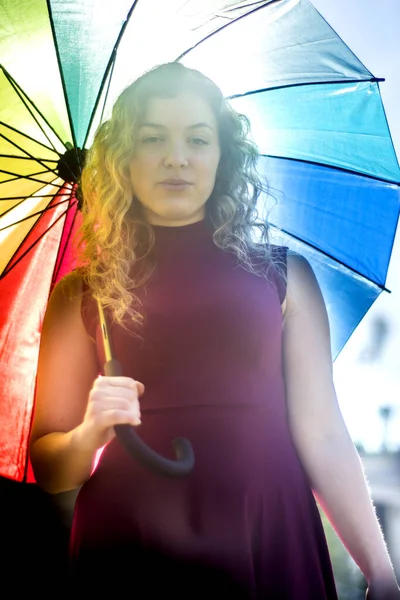 Mooie Vrouw Met Paraplu Achtergrondlicht Een Zonnige Dag — Stockfoto