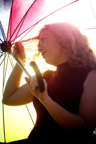 Hermosa Mujer Con Paraguas Contraluz Día Soleado —  Fotos de Stock