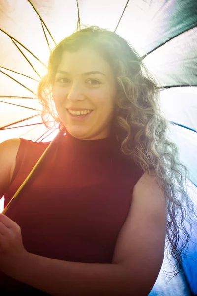 Güneşli Bir Günde Şemsiyeli Güzel Bir Kadın — Stok fotoğraf