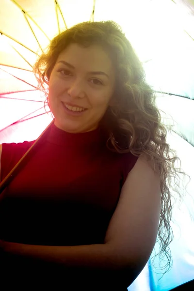 Gyönyörű Esernyővel Háttérben Egy Napsütéses Napon — Stock Fotó
