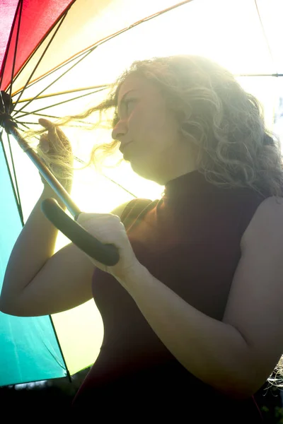 Hermosa Mujer Con Paraguas Contraluz Día Soleado —  Fotos de Stock