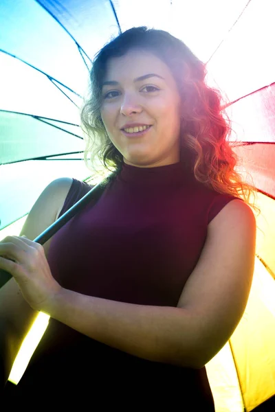 Όμορφη Γυναίκα Ομπρέλα Στο Πίσω Φως Μια Ηλιόλουστη Μέρα — Φωτογραφία Αρχείου