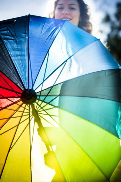 Hermosa Mujer Con Paraguas Muchos Colores Contraluz Día Soleado — Foto de Stock