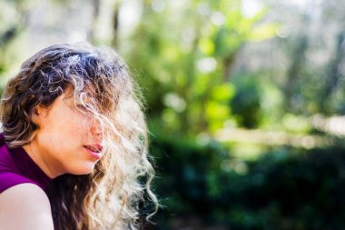 Güneşli bir parkta güzel kadın