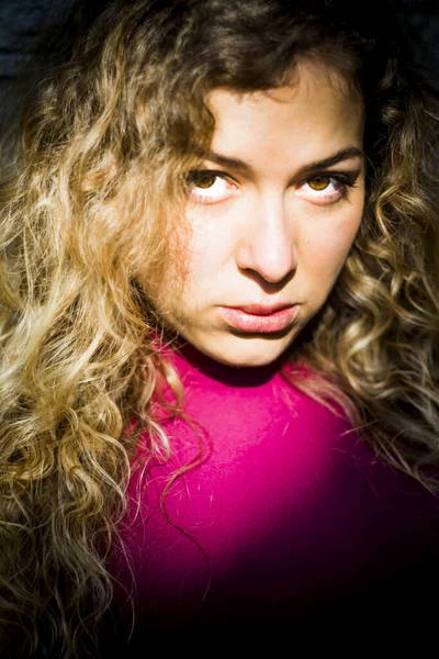 Retrato Una Hermosa Mujer Acostada Árbol —  Fotos de Stock