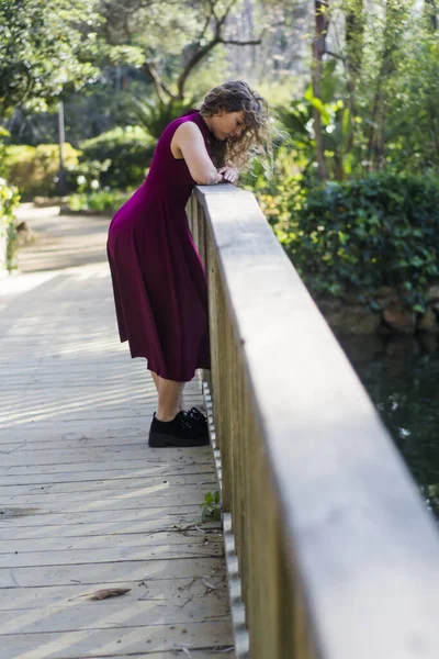 Güneşli Bir Günde Parktaki Ahşap Köprüde Güzel Bir Kadın — Stok fotoğraf