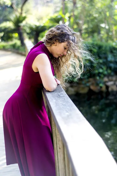 Mulher Bonita Uma Ponte Madeira Parque Dia Ensolarado — Fotografia de Stock