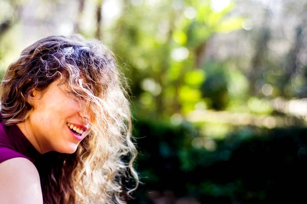 Mooie Vrouw Het Park Een Zonnige Dag — Stockfoto