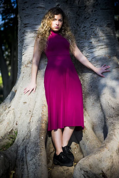 Porträt Einer Schönen Frau Die Auf Einem Baum Liegt — Stockfoto