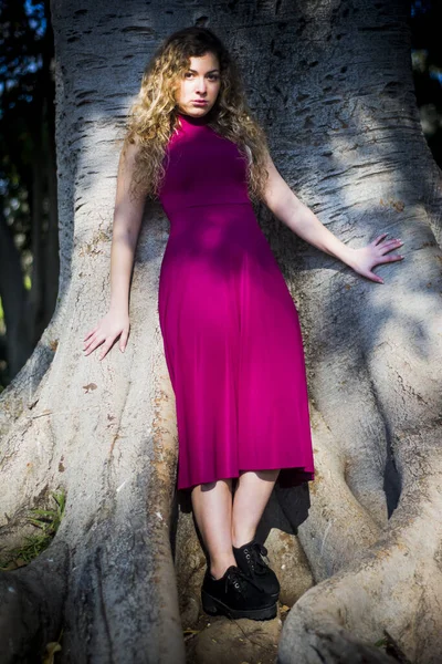 Porträtt Vacker Kvinna Liggande Ett Träd — Stockfoto