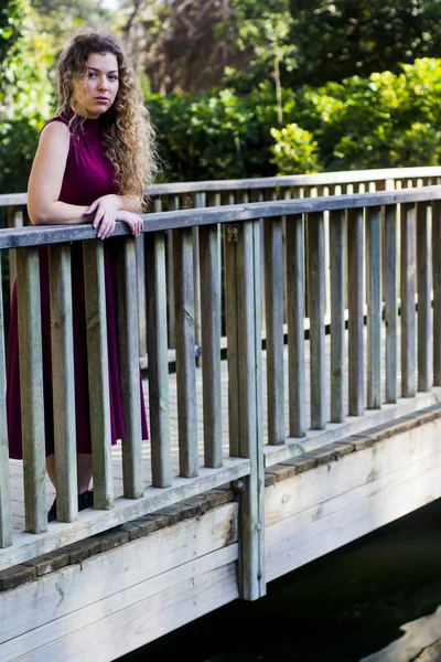 Mooie Vrouw Een Houten Brug Park — Stockfoto