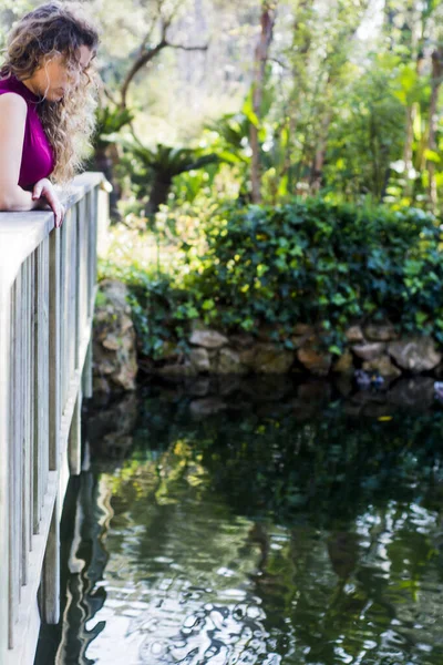 Hermosa Mujer Puente Madera Parque — Foto de Stock