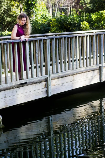 Schöne Frau Auf Einer Holzbrücke Park — Stockfoto