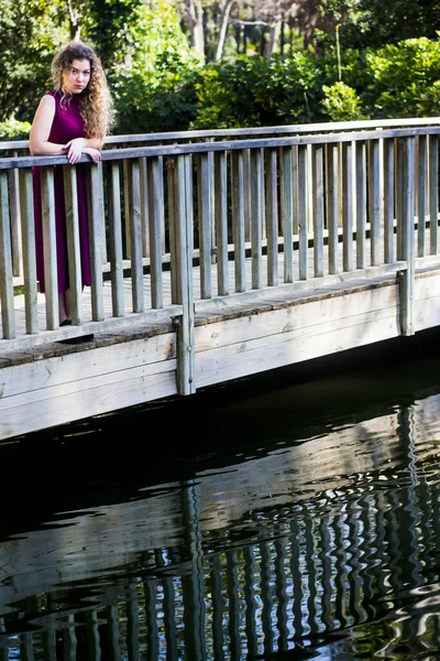 Portret Van Mooie Vrouw Het Park — Stockfoto