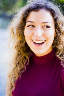 parkta güzel bir kadın portresi