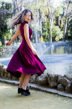 parkta güzel bir kadın portresi