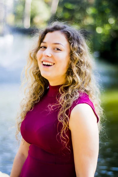 Portret Van Mooie Vrouw Het Park — Stockfoto