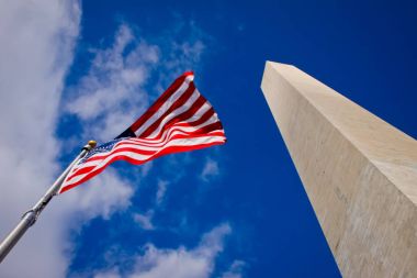 Washington Anıtı ve Amerikan bayrakları 