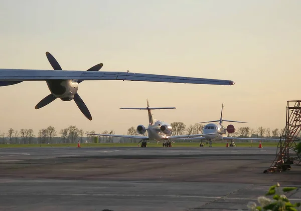 Asa de avião com hélice e dois aviões a jato privado — Fotografia de Stock