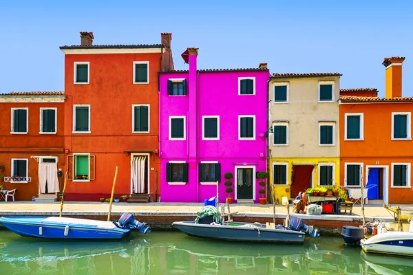 Venedigs landmärke, Burano Island kanal, färgglada hus och båtar, — Stockfoto