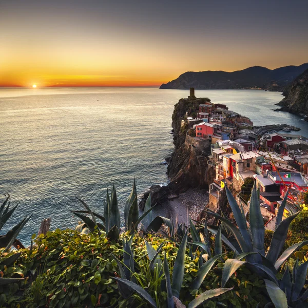 Vernazza village, luchtfoto op Rode zonsondergang. Cinque Terre, Ligur — Stockfoto