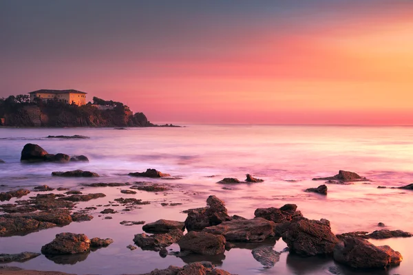 Castiglioncello oud gebouw op de rotsen en de zee op zonsondergang. Tus — Stockfoto